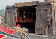 Temple au sein d'un bateau sur le marché flottant de Cai Rang - Vietnam